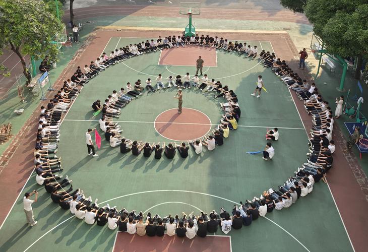 本次素质拓展是学校新生入学教育的重要一环,以寓教于乐的体验式教学